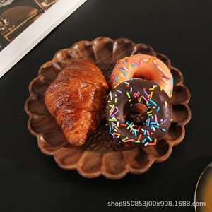 Bandeja de madera de nogal negro hecha a mano con diseño de cola de fénix y flor de Brahma para servir bocadillos y frutos secos. - Product Image 2