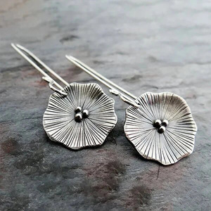 Orecchini a Gancio con Motivo a Foglia di Loto Vintage per Donne, Gioielli Artistici alla Moda - Product Image 2