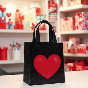 Sacs de courses non tissés personnalisés en tissu laminé imprimé pour la Saint-Valentin, sacs fourre-tout non tissés pour l'emballage de cadeaux - Product Image 3