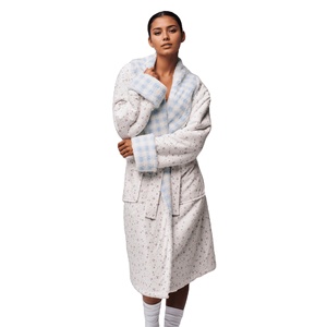 Peignoir décontracté en <span class=keywords><strong>polaire</strong></span> réversible de haute qualité personnalisé pour femmes Extra long Doux rayé en peluche Toutes saisons - Product Image 2