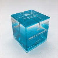 Fabricant OEM ODM en gros de presse-papiers liquides en acrylique en forme de cube avec des flotteurs en résine 3D, décoration de bureau en scène 3D