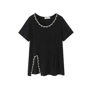 Camiseta de punto con abertura frontal y adornos de perlas para mujer, color negro, informal, de color sólido, manga corta, para uso diario. - Product Image 1