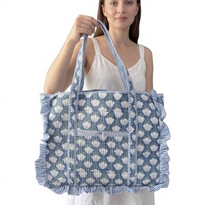 Sac fourre-tout bohème en pur coton avec broderie et volants, motif floral bleu et blanc, fermeture éclair, style shopping estival - Product Image 1