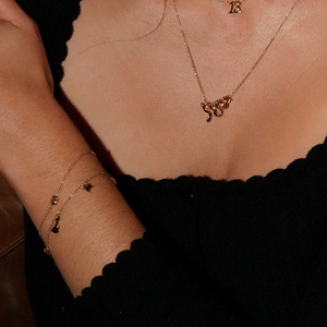 CHICNNA Venta al por mayor, Novedad 2026, Pulsera de dijes chapada en oro de 18K antideslustre para mujer, con cadena de eslabones delicados y múltiples colgantes - Product Image 3