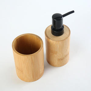 Ensemble d'accessoires de salle de bain en bambou et bois haut de gamme comprenant des brosses de toilette au design moderne tasses en verre bouteilles de liquide - Product Image 6