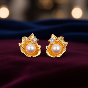 Orecchini a perno E2894 con fiore dorato e perla bianca sintetica AAA, montatura a griffe, stile classico da donna per tutti i giorni - Product Image 2