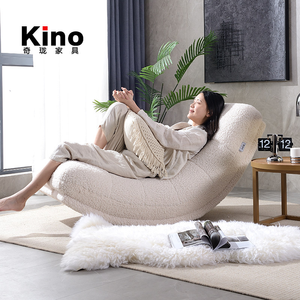 Fauteuil à bascule Kino en polaire sherpa blanc pour salon, chambre à coucher, lecture confortable, repos, structure en bois massif, fauteuil à bascule pour adultes - Product Image 1