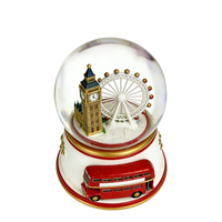 Globe à neige personnalisé en résine avec Big Ben et la Tour Eiffel de Londres, accompagné d'un bus rouge à deux étages, pour souvenirs de voyage