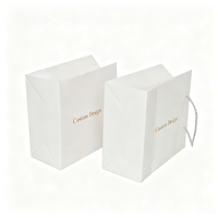 Sacs de shopping en papier blanc personnalisés, écologiques, luxueux, recyclables et durables, sacs cadeaux en papier pour boutique de cosmétiques, emballages de vente au détail