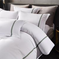 Parure de lit quatre pièces pour hôtel cinq étoiles, style ruban fin, drap et housse de couette blancs mats
