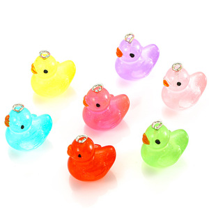 Breloques de porte-clés en résine 3D en forme de canard transparent, lumineuses et colorées, au design populaire - Product Image 3