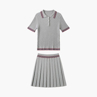 Ensemble tricoté deux pièces style universitaire pour femme, gris clair, haut côtelé à col polo et manches courtes avec jupe plissée à taille élastique