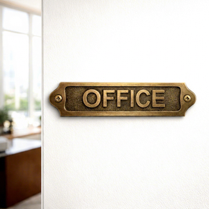 Plaque de signalisation de porte de bureau en laiton industriel avec fixation par vis pour espaces professionnels - Product Image 1