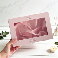 Boîte d'Emballage Cadeau en Carton Rose Sur Mesure à Tiroir Coulissant pour Cheveux, Extensions et Perruques, avec Insert en Satin et Fenêtre en PVC