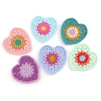 Vente en gros – Applique cœur en crochet fait main de 11 cm avec motif floral contrastant pour embellissement de vêtements et de table