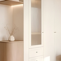Armoire intégrée sur mesure moderne avec module de présentation cintrée et bureau de dressing intégré pour projets de villas