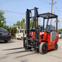Chariot élévateur électrique à quatre roues de trois tonnes avec batterie lithium-ion, pneus pleins, mât bi-étages (opération assise)