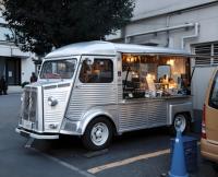 Food Truck Robuste avec Générateur Intégré et Réservoirs d'Eau – Bistro Mobile Autonome pour Traiteur en Zones Éloignées et Vente de Confiseries
