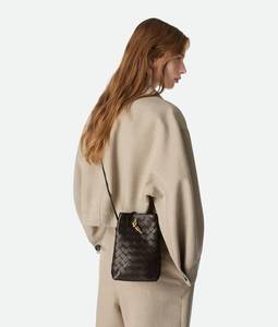 Pochette de téléphone de luxe Bottega BV Andiamo en cuir Nappa Intrecciato, fermeture ouverte, sangle coulissante, motif en losanges Veneta - Product Image 1