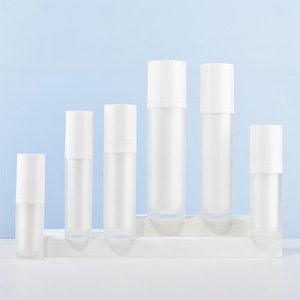 Flacon cosmétique cylindrique en acrylique avec pompe et vaporisateur, surface givrée, kit d'emballage avec couvercle anti-poussière - Product Image 1