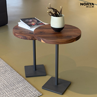 Table basse ronde moderne NORYA en noyer massif avec base sur pied foncé et plateau épais pour salon