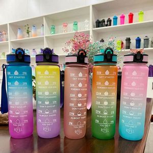 Bouteille d'eau grande capacité 1 litre (32 oz) sans BPA, anti-fuite, avec marqueur de temps et infuseur à fruits - Product Image 2