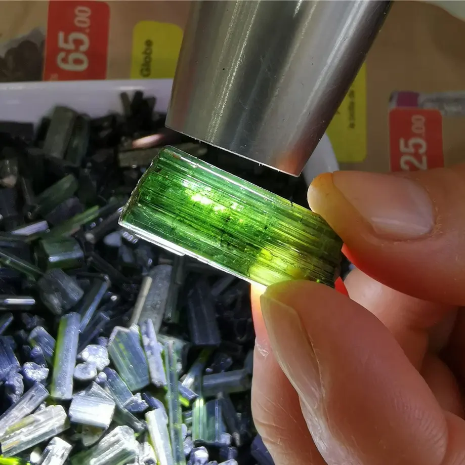 Wholesale High Quality Uncut Rough Tourmaline PricesのGreen Tourmaline Gemstone