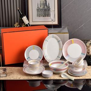 Service de table en porcelaine blanche minimaliste de 32 pièces pour les cadeaux de mariage - Product Image 1