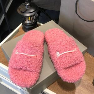Fabricant en gros ODM – Chaussons tendance en peau d'agneau pour femmes, sandales d'intérieur moelleuses, claquettes brodées chaudes - Product Image 3