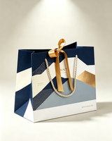 Sac cadeau personnalisé de luxe en papier mat, matériaux recyclés, fermeture magnétique, poignée en corde de coton, nœud en ruban de satin, vente en gros sur mesure