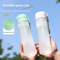 Bouteille d'eau de sport de taille triple avec logo personnalisé gobelet en plastique étanche moderne pour la salle de sport et la randonnée en stock verres
