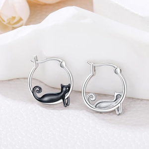 Orecchino a polsino nero smaltato a forma di gatto per donna, gioiello semplice ed elegante da indossare tutti i giorni - Product Image 6