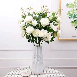 Venta al por mayor de fábrica: Rosas de tela rojas de 5 cabezas para decoración de bodas, flores de seda artificiales blancas de China para centro de mesa. - Product Image 2