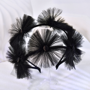 YouLaPan Squisita Fascia per Capelli Nera Artigianale con Fiori in Rete, Fascia Larga Floreale in Tulle Voluminoso per Addio al Nubilato a Tema Scuro A436 - Product Image 4
