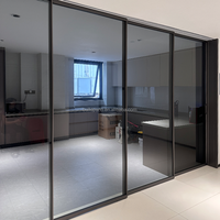 Porte coulissante moderne à double vitrage avec cadre en aluminium, étroite et fine, pour intérieur et extérieur, idéale pour salon et chambre.
