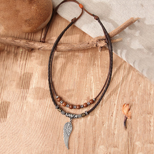 Collar de Cuero con Colgante de Pluma Retro Europeo Americano, Joyería Unisex, Cuentas de Madera de Plata Tibetana, Diseño Multicapa - Product Image 2