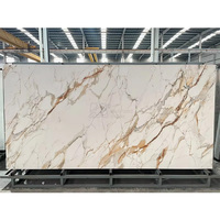 Dalle de pierre frittée dorée Calacatta aspect marbre de luxe Carreau mural au design moderne pour comptoirs de cuisine
