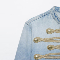 Veste en jean bleu clair à col montant avec garniture tressée de style militaire vintage et boutons métalliques