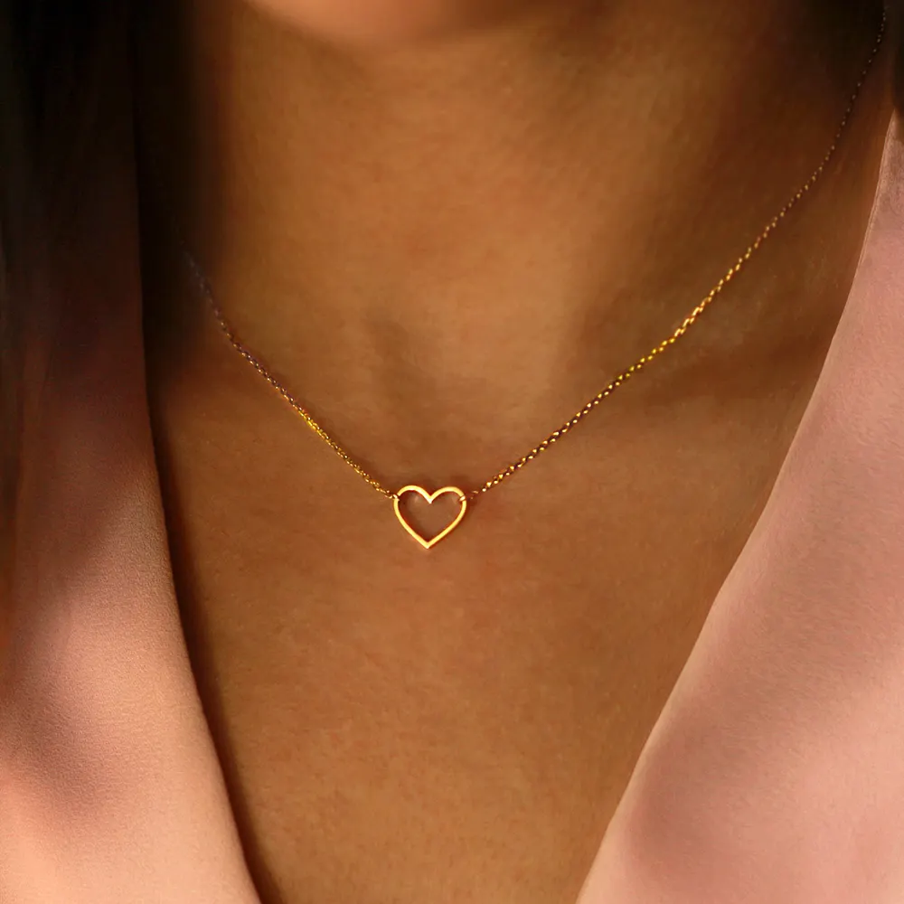 مجوهرات أنيقة أنيقة صغيرة من الفولاذ المقاوم للصدأ 14 قيراط ذهبية صغيرة على شكل قلب قلادة ضيقة سلسلة قلادة نسائية