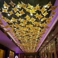 Décoration de mariage pour hall d'hôtel : élégant lustre en verre à thème floral avec longue suspension lumineuse