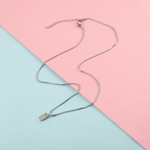 Collier pendentif rectangulaire en acier inoxydable avec mots gravables en or - Product Image 2