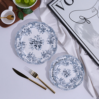 Service de table en porcelaine bleue avec bordures en dentelle et décorations florales, service de table en céramique sur mesure pour les mariages