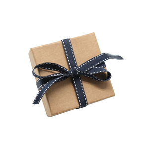 Caja de Regalo Pequeña de Papel Kraft con Cinta, Empaque Ecológico para Anillos, Aretes y Pequeños Regalos - Product Image 1