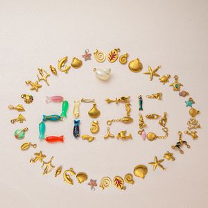 Colgante de Concha de Vieira de Acero Inoxidable Chapado en Oro Hipoalergénico con Temática Oceánica Showfay, Amuleto de Verano - Product Image 1