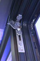 Fenêtre à battant en alliage d'aluminium robuste, résistante au vent et imperméable, avec des profils solides épais et un jointement étanche sans soudure
