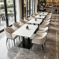 Ensemble de table à manger en marbre, fauteuils à double colonne en cuir crème, mobilier commercial de restaurant doré, personnalisable OEM Chine