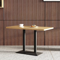 Ensemble de table et de chaises de salle à manger modernes en bois de frêne massif personnalisable avec revêtement en cuir pour hôtel et hôpital