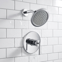 Mitigeur de douche mural moderne en chrome pour salle de bain, avec poignée sculptée et système d'équilibrage de pression intégré, pour baignoire et douche, idéal pour hôtels et chambres.