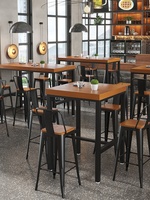 Table de bar et chaises en bois massif de style industriel avec tabourets hauts en fer forgé - Sièges pour café et bistrot commercial