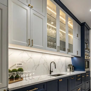 Cuisine classique et traditionnelle avec des armoires vertes élégantes et des accents en laiton - Product Image 1